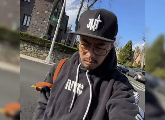 Keputusan Pandji Pragiwaksono pindah ke Amerika Serikat mengejutkan publik. Komika ini memilih New York demi mengejar karier stand up comedy internasional. (Sumber: Instagram/@pandji.pragiwaksono)