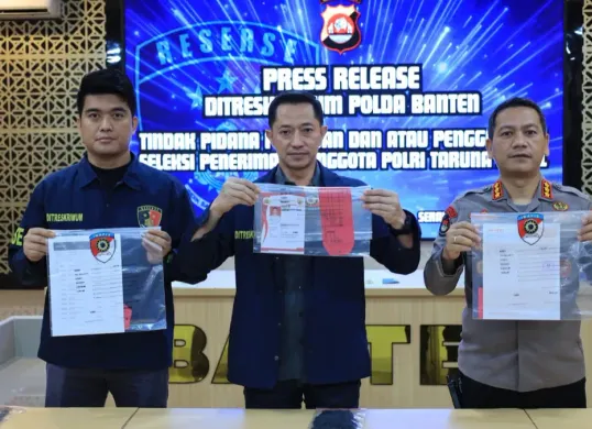 Dirreskrimum Polda Banten Kombes Dian Setyawan, menunjukkan barang bukti terkait dugaan penipuan dengan modus seleksi taruna Akademi Kepolisian (Akpol). (Sumber: Humas Polda Banten)