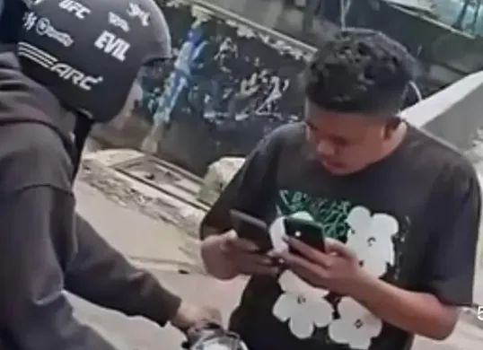 Viral sekelompok mata elang (matel) yang sedang memberhentikan pengendara di Jalan Daan Mogot, Cengkareng, Jakarta Barat. (Sumber: Instagram/@manangsoebeti_official)