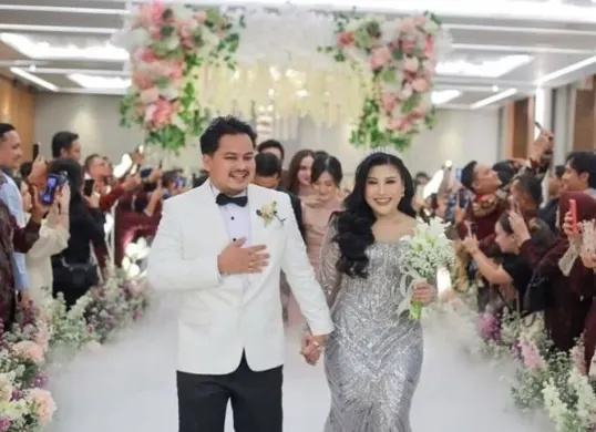 Rully Anggi Akbar menegaskan rumah tangganya dengan Boiyen tetap harmonis meski namanya dilaporkan ke Polda Metro Jaya terkait dugaan penipuan investasi Rp300 juta.
