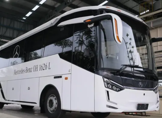 Potret bus Mercedes-Benz OH 1626 L Euro 5 rakitan Indonesia resmi diekspor ke Thailand. (Sumber: DCVI)