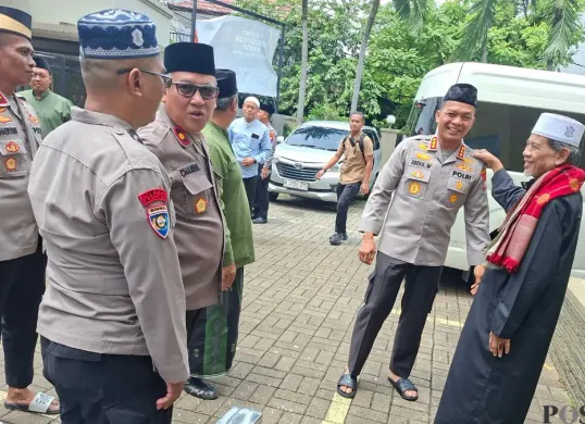 Kapolres Metro Depok, Kombes Pol Abdul Waras beserta jajaran berinteraksi dengan masyarakat di Masjid Jami Al Akhyar, Kelurahan Gandul, Kecamatan Cinere, Kota Depok, Jumat, 16 Januari 2026. (Sumber: Poskota/Angga Pahlevi)