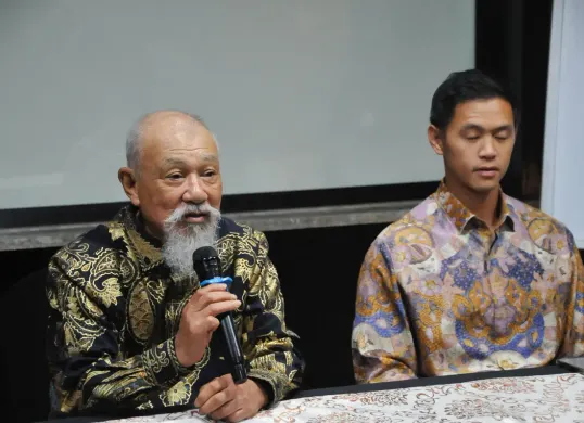 Duta Besar Kehormatan WHO untuk Pemberantasan Kusta sekaligus Ketua Nippon Foundation, Yohei Sasakawa dan Influencer Arnold Saputra di Menteng, Jakarta Pusat, Jumat, 16 Januari 2026. (Sumber: Istimewa)