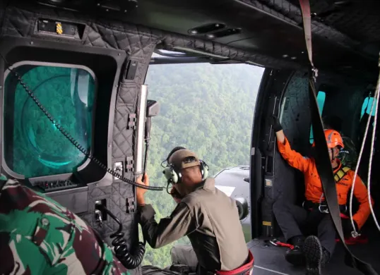 TNI AU mengerahkan helikopter H225M Caracal untuk membantu operasi pencarian pesawat ATR 400 milik Indonesia Air Transport (IAT) yang dilaporkan kehilangan komunikasi pada Sabtu, 17 Januari 2026. (Sumber: TNI AU)