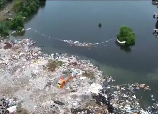 Aktivitas pembuangan sampah di lahan urukan yang berada di perairan kawasan tanggul Muara Baru, Penjaringan, Jakarta Utara. (Sumber: Istimewa)