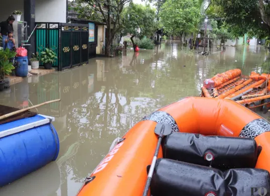 Ilustrasi perahu karet digunakan untuk evakuasi warga korban banjir di Kabupaten Tangerang. (Sumber: Poskota/Veronica Prasetio)