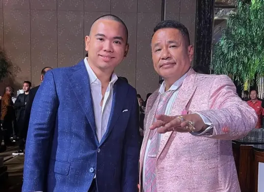 Sosok Frank Alexander Hutapea (kiri) putra Hotman Paris (kanan) yang dilantik jadi staf ahli DPN. (Sumber: Instagram/@hotmanparisofficial)