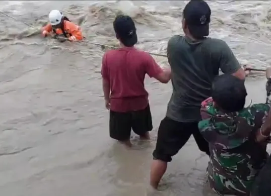 Tiga pemuda di Bogor terjebak arus deras saat keasyikan mancing di aliran Curug Niagara, Jonggol, Kabupaten Bogor. (Sumber: Istimewa)