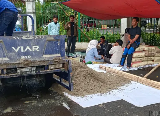 Sejumlah warga Lebakgedong di Kabupaten Lebak saat melakukan open donasi untuk pembangunan hunian tetap (huntap). (Sumber: Poskota/Samsul Fatoni)