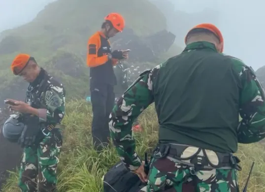 Proses evakuasi pesawat ATR 42-500 di Gunung Bulusaraung, Kabupaten Maros, Sulawesi Selatan, Minggu 18 Januari 2026. (Sumber: Dok. Puspen TNI)