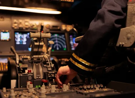 Ilustrasi. Pilot ATR 42-500 belum ditemukan sejak pesawat hilang kontak. (Sumber: Freepik/@dcstudio)