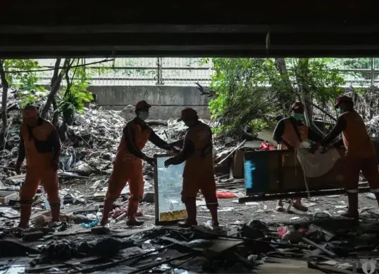 Petugas melakukan pembersihan puing pasca pembongkaran bangunan liar di kolong tol Angke, Tambora, Jakarta Barat. (Sumber: Poskota/Pandi Ramedhan)