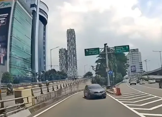 Viral di media sosial video aksi berbahaya pengemudi mobil melawan arus di Exit Tebet, Tol Dalam Kota Jakarta, pada Sabtu, 17 Januari 2026. (Sumber: Istimewa)
