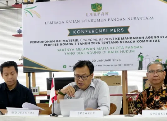 Konpers LAKPAN terkait pendaftaran permohonan Uji Materiil (Judicial Review) ke Mahkamah Agung (MA) terhadap Perpres Nomor 7 Tahun 2025 tentang Neraca Komoditas, Selasa, 20 Januari 2026. (Sumber: Poskota/Pandi Ramedhan)