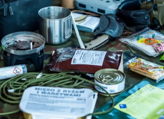 Pemadaman listrik seminggu mungkin saja terjadi. Simak panduan darurat, cara menyimpan bahan makanan, menjaga kesehatan, dan menyiapkan uang tunai. (Sumber: Pexels/SHOX art)