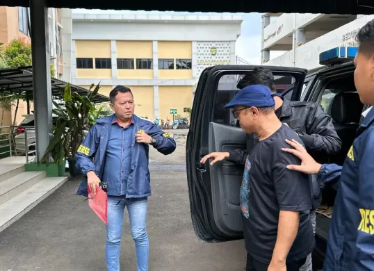 Terduga pelaku pelecehan terhadap siswa saat diamankan di Polres Tangerang Selatan. (Sumber: Dok. Polres Tangsel)
