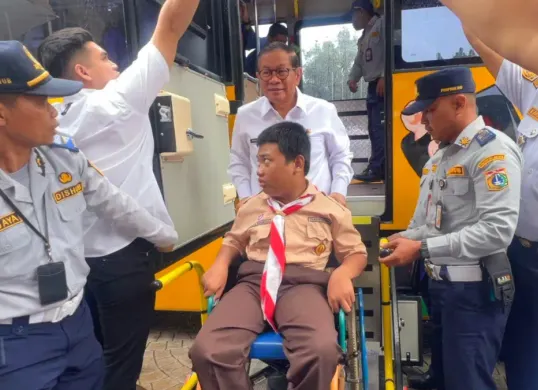 Gubernur Jakarta Pramono Anung bersama siswa penyandang disabilitas di Balai Kota Jakarta, Rabu, 21 Januari 2026. (Sumber: Poskota/M. Tegar Jihad)