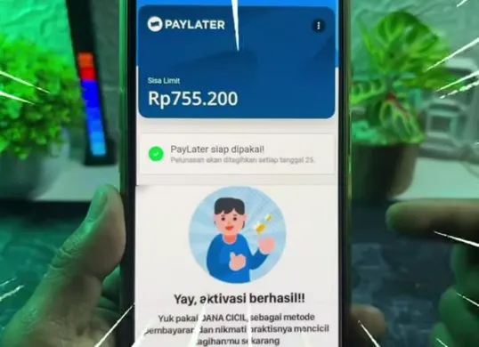 Ilustrasi aplikasi DANA PayLater di smartphone yang menampilkan fitur aktivasi dan limit pinjaman digital. (Sumber: Youtube/@Sandi Tutorial)