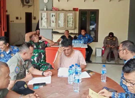 Petugas Satpol PP Kabupaten Tangerang mendata indekos di wilayah Medang, Kecamatan Pagedangan. (Sumber: Poskota/Veronica Prasetio)