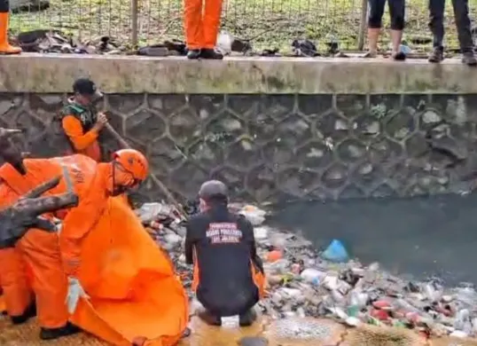 Penemuan mayat bayi di aliran Kali Cengkareng Drain, Cengkareng, Jakarta Barat pada Rabu, 21 Januari 2026. (Sumber: Istimewa)