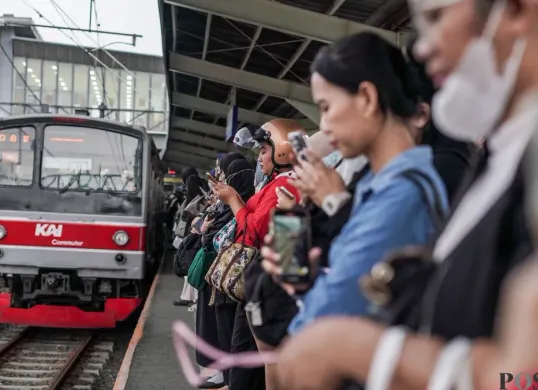 Penumpang transportasi umum di Jakarta mengalami peningkatan di tahun 2025. (Sumber: Poskota/Bilal Nugraha)