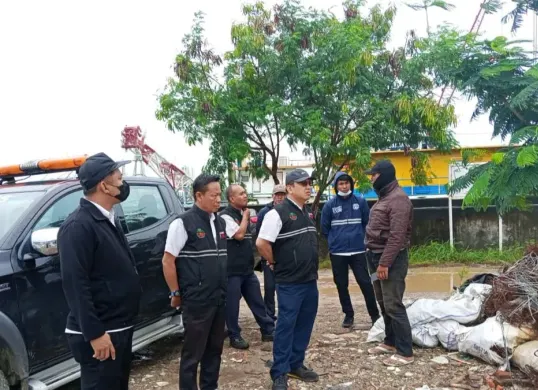 Aparat gabungan melaksanakan operasi pengawasan dan penindakan terhadap praktik pembuangan sampah liar dan puing ilegal di kawasan Tanggul Muara Baru, Jakarta Utara, Rabu, 22 Januari 2026. (Sumber: Istimewa)