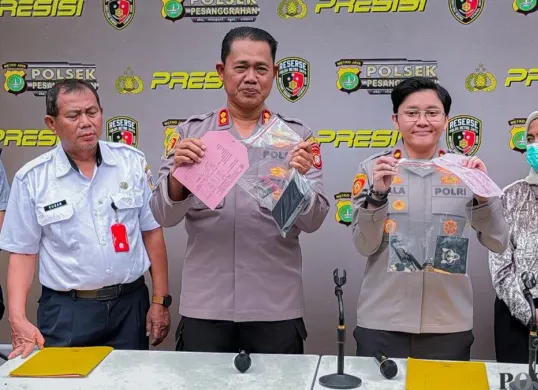 Kapolsek Pesanggrahan, Kompol Seala Syah Alam memajang barang bukti para pelaku aksi balap lari liar di jalan. (Sumber: Poskota/Angga Pahlevi)