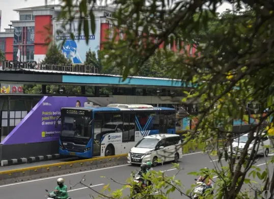 Bus Transjakarta melintas di jalur khusus Ibu Kota. Pemprov DKI akan membuka rute baru Transjabodetabek Blok M–Bandara Soekarno-Hatta untuk memperluas akses transportasi publik. (Sumber: Poskota/Bilal Nugraha Ginanjar)