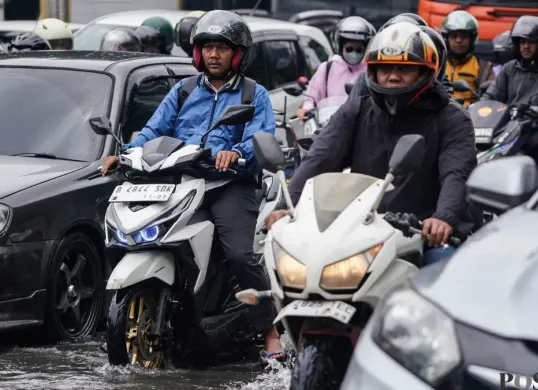 Kondisi banjir di jalan DI Panjaitan sebabkan kemacetan pada Kamis, 22 Januari 2026. (Sumber: Poskota/Bilal Nugraha Ginanjar)