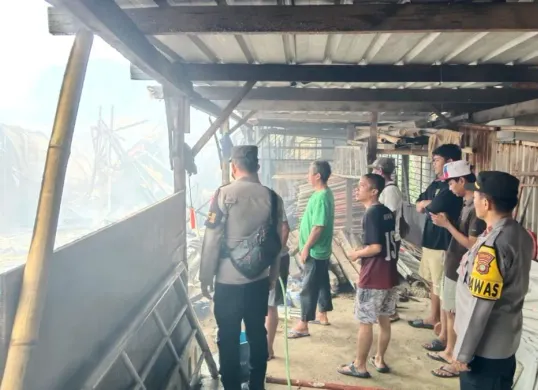 Anggota Polsek Cimanggis melakukan olah TKP saat api setelah proses pendinginan oleh petugas Damkar Kota. (Sumber: Dok. Polsek Cimanggis)