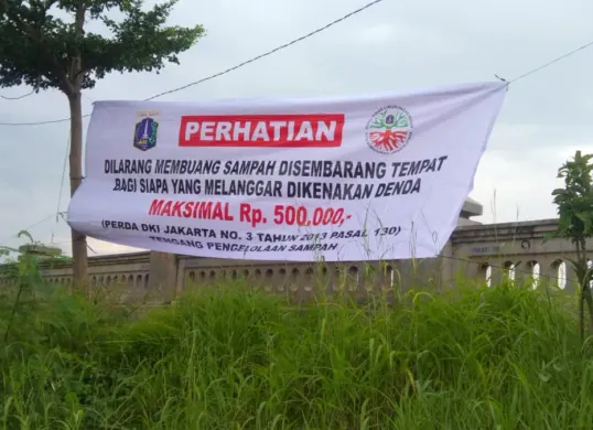 Banner imbauan buang sampah sembarangan di Muara Baru, Jakarta Utara. (Sumber: Kominfotik DLH Jakarta)