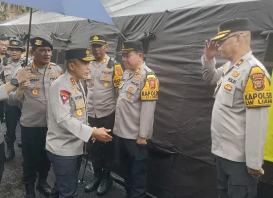 Kapolda Jabar Irjen Pol Rudi Setiawan saat mengunjungi posko kemanusiaan di Polsek Nanggung, Kabupaten Bogor. (Sumber: Istimewa)