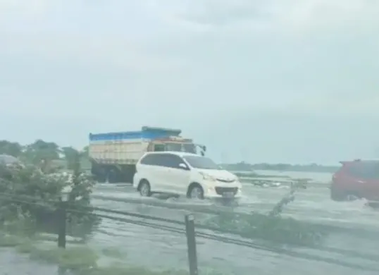 Kondisi banjir yang merendam jalan Tol Tangerang Merak akibat intensitas curah hujan tinggi. (Sumber: BPBD Provinsi Banten)
