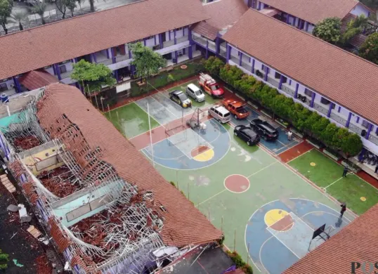 Pantauan udara atap sekolah SMAN 2 Gunung Putri yang ambruk, Jumat pagi, 23 Januari 2025. (Sumber: Poskota/Giffar Rivana)