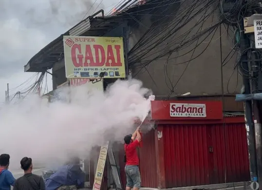 Kabel udara yang berlokasi di Jalan Kebon Pala 3, Tanah Abang, Jakarta Pusat, terbakar hingga mengenai bangunan, Jumat, 23 Januari 2026. (Sumber: Poskota/Pandi Ramedhan)