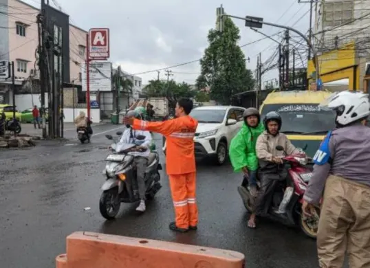 Petugas saat mengatur lalu lintas di Jalan Raya HOS Cokroaminoto. (Sumber: Istimewa)