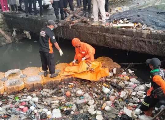 Warga dikejutkan dengan penemuan mayat seorang bayi laki-laki di aliran Kali BCT Ring Road, Cengkareng, Jakarta Barat, pada Rabu, 21 Januari 2026, sekitar pukul 08.29 WIB. (Sumber: Dok. Polda Metro Jaya)