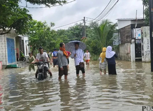 Kondisi banjir di Perumahan Flamboyan 2, Desa Munjul, Kecamatan Solear, Kabupaten Tangerang. (Sumber: Poskota/Veronica Prasetio)