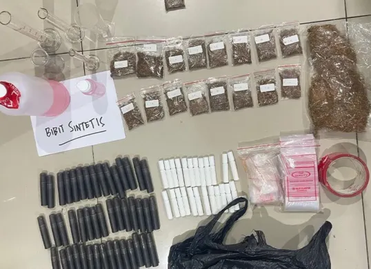 Barang bukti pengungkapan kasus clandestine lab atau laboratorium rumahan produksi narkotika jenis tembakau sintetis yang beroperasi di kawasan Jakarta Barat. (Sumber: Dok. Polda Metro Jaya)