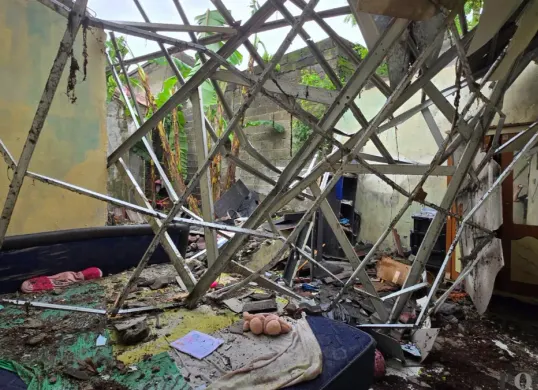 Kondisi rumah Nenek Mulya di Taman Adiyasa, Kecamatan Solear, Kabupaten Tangerang. (Sumber: Poskota/Veronica)
