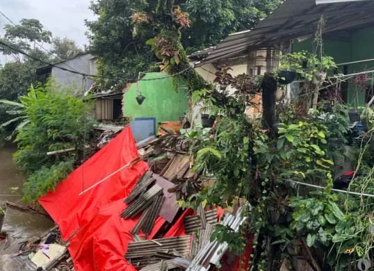 Kondisi bangunan rumah tinggal yang ambruk akibat tanah longsor di Gang Johar Jalan M Kahfi II RT 02 RW 05 Kelurahan Srengseng Sawah, Jagakarsa, Jakarta Selatan, Jumat, 23 Januari 2026. (Sumber: Poskota/ Pandi Ramedhan)