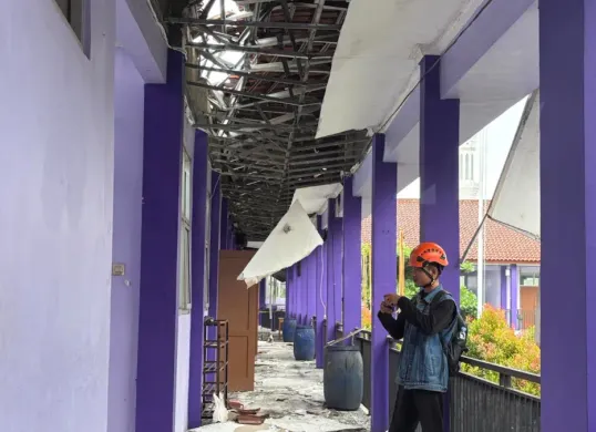 Potret atap bangunan SMAN 2 Gunung Putri, Kabupaten Bogor yang ambruk pada Jumat, 23 Januari 2026. (Sumber: Poskota/Giffar Rivana)