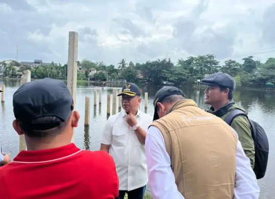 Wali Kota Depok Supian Suri bersama camat dan pemangku kepentingan terkait meninjau lokasi pembangunan tanpa izin di kawasan Situ Tujuh Muara, Bojongsari, Kota Depok. (Sumber: Istimewa)