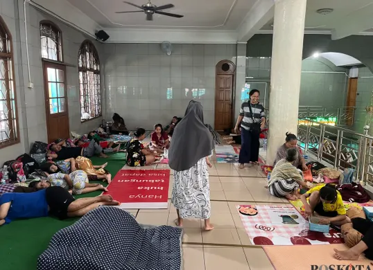 Kondisi warga RW 01 Kelurahan Rawa Buaya, Cengkareng, Jakarta Barat, yang mengungsi di Masjid Jami Baitul Rahman, Sabtu, 24 Januari 2026. (Sumber: Poskota/Pandi Ramedhan)