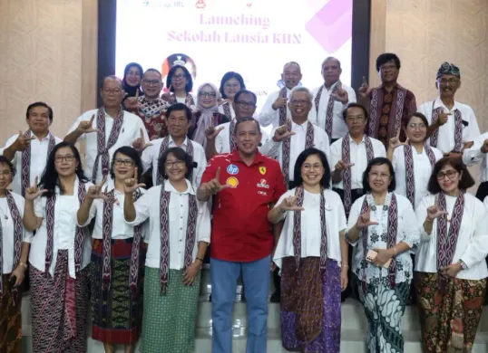 Wali Kota Bekasi, Tri Adhianto (tengah) saat meresmikan sekolah lansia KUN pada Sabtu, 24 Januari 2026. (Sumber: istimewa.)