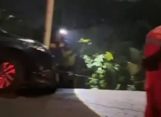 Sopir alami microsleep, sebuah mobil di Bogor terperosok ke parit di Jalan Bomang. (Sumber: Dok. Damkar Kabupaten Bogor)