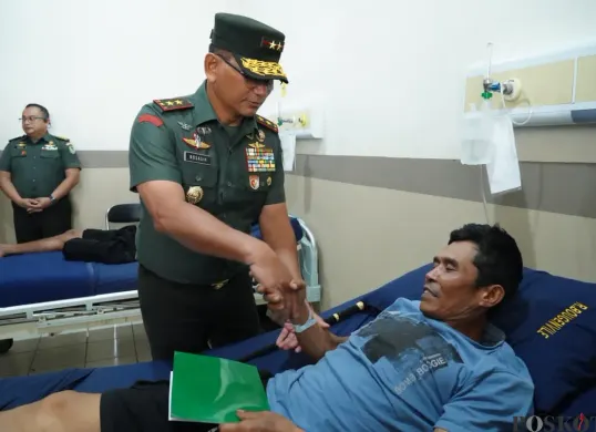 Pangdam III Siliwangi Mayjen TNI Kosasih, turun langsung melayat ke rumah duka sekaligus menjenguk korban luka, Senin 26 Januari 2026. (Sumber: Poskota/Gatot Poedji Utomo)