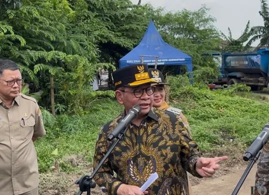 Gubernur DKI Jakarta Pramono Anung saat meninjau pengerukan Kali Sepak di Kembangan, Jakarta Barat, Senin, 26 Januari 2026. (Sumber: Poskota/Pandi Ramedhan)