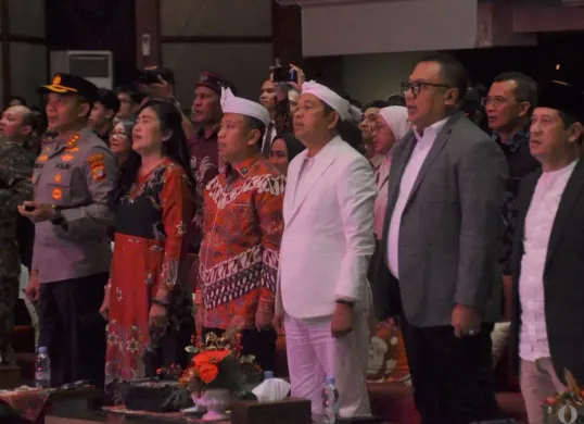 Wali Kota Depok, Supian Suri dan Gubernur Jabar Dedi Mulyadi menghadiri perayaan natal di Gereja Bethel Indonesia, Minggu, 25 Januari 2026. (Sumber: Poskota/Angga Pahlevi)