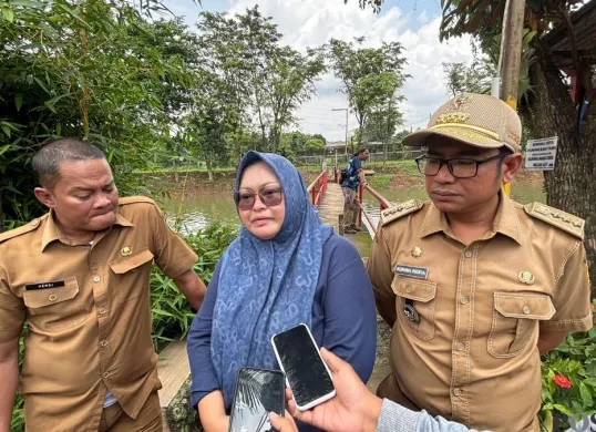 Ketua Tim Penegakan Hukum Lingkungan Dinas Lingkungan Hidup (DLH) Kabupaten Bogor, Uli Tiarma Sinaga, saat memberi keterangan pers di Situ Citongtut. (Sumber: Poskota/Giffar Rivana)